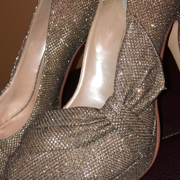 Stunning Heels! 👠 Size 8.5!! - Picture 2 of 9